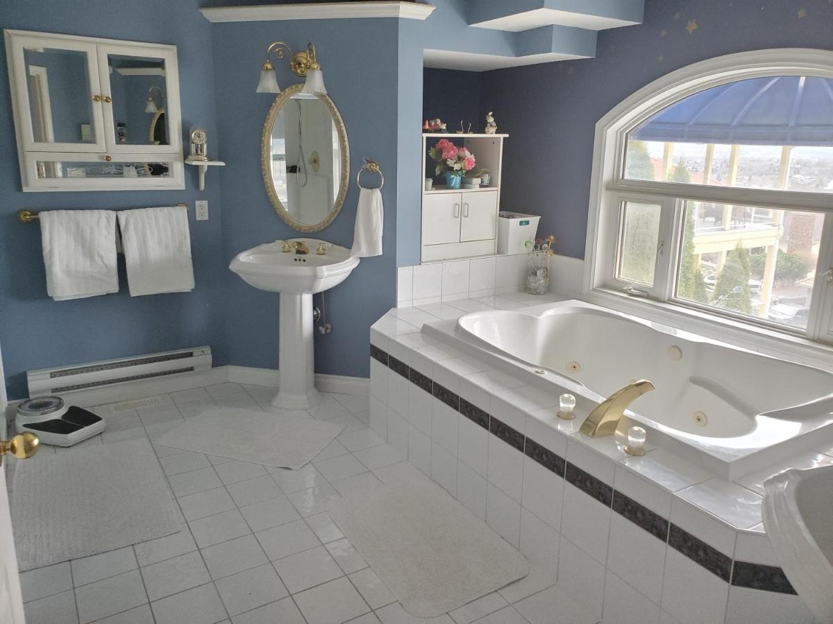 Lakeview House With 4 Rooms Kelowna Near Downtown & Knox Moutain Exterior photo